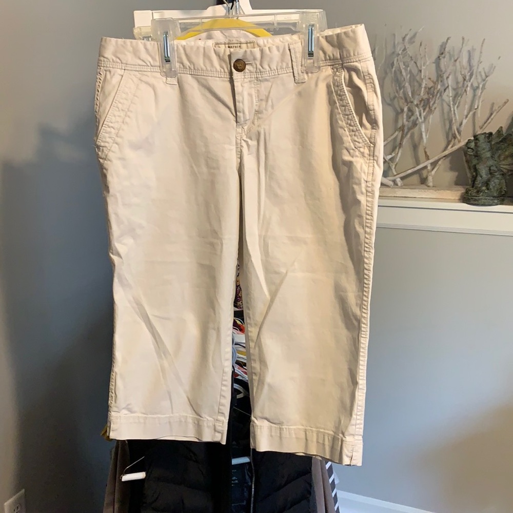 Old Navy Perfect Khaki Capri pants Women’s 6